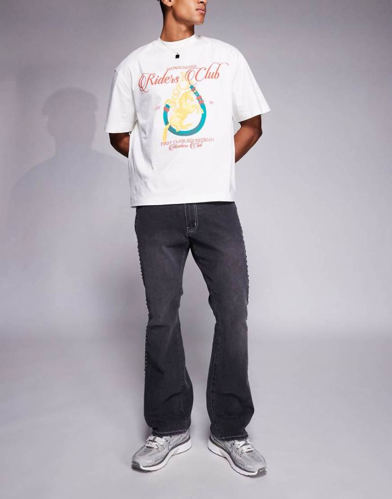 Liquor N Poker - Stacked Slim Fit Schlagjeans in Schwarz mit Nietenbesatz Liquor N Poker - Stacked Slim Fit Schlagjeans in Schwarz mit Nietenbesatz von Liquor N Poker