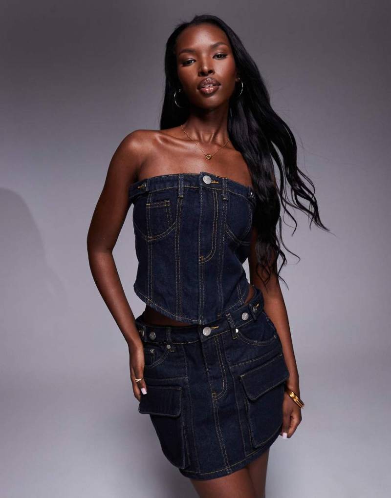 Liquor N Poker - Trägerloses Cropped Top aus Denim in dunkelblauer Waschung von Liquor N Poker