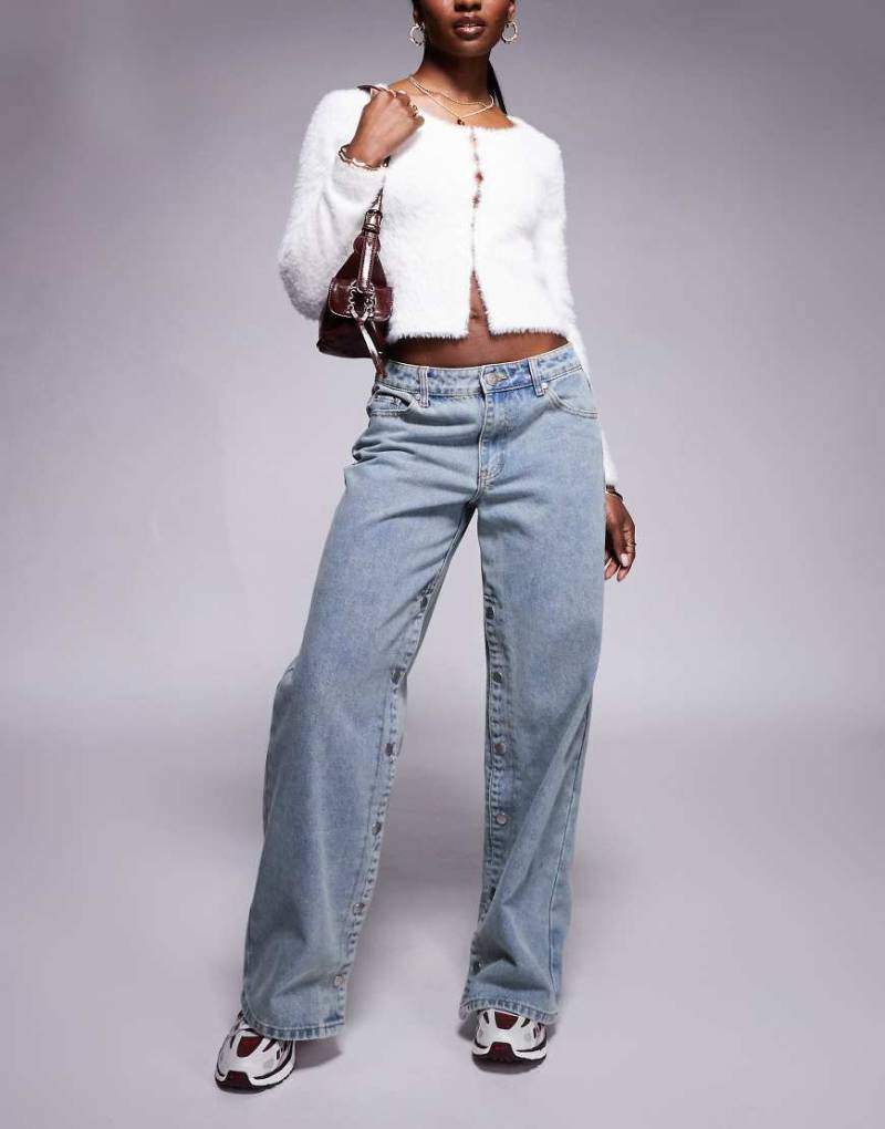 Liquor N Poker - Weite Jeans in Mittelblau mit seitlichen Druckknöpfen und niedrigem Bund von Liquor N Poker