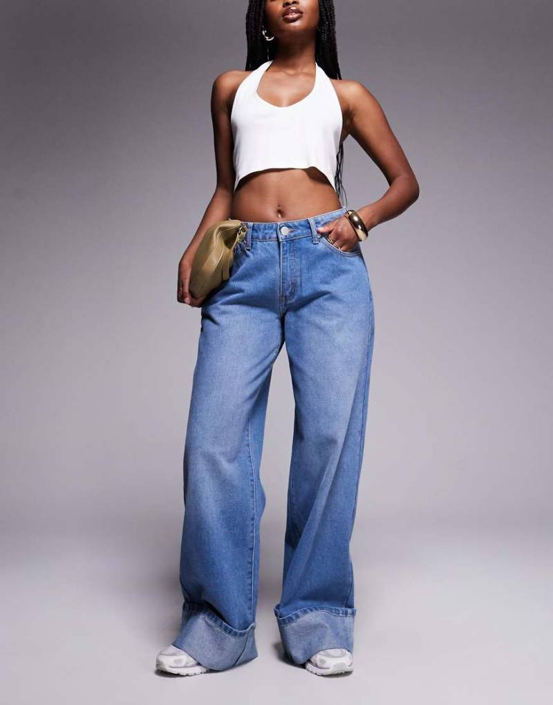 Liquor N Poker - Weite Jeans in mittelblauer Waschung mit Umschlagsaum und betonter Taille von Liquor N Poker