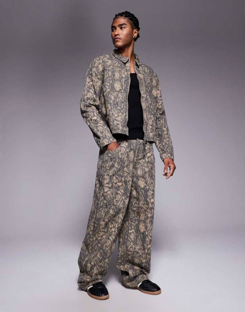 Liquor N Poker - Weite Relaxed-Fit-Jeans in Olivgrün mit Schlangenmuster, Kombiteil-Bunt von Liquor N Poker