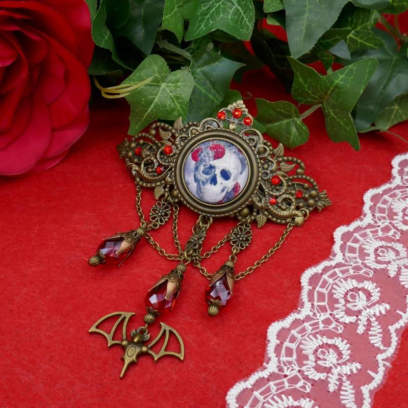 Gothic Haarspange Bronzefarben Unikat Mit Strass Und Glasschlifftropfen in Rot Handgefertigte Glascabochon Motiv Totenkopf von Schmuckfamos