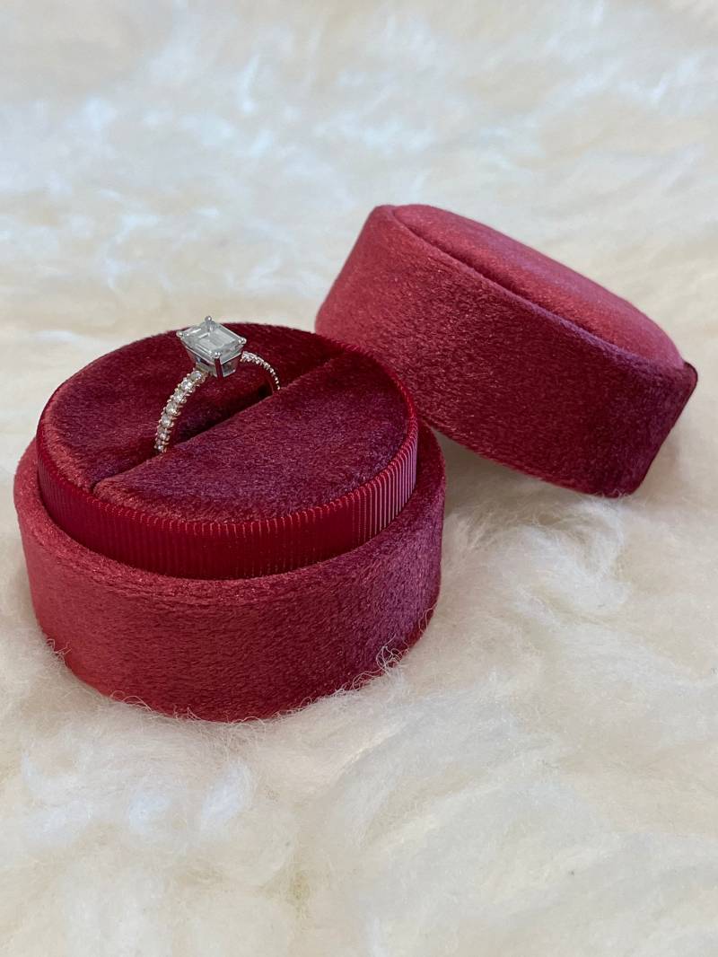 Rot Personalisierte Runde Samt Ring Box Monogramm Einzel - Oder Doppel-Slot Für Verlobungsring Und Ehering von LironTresor