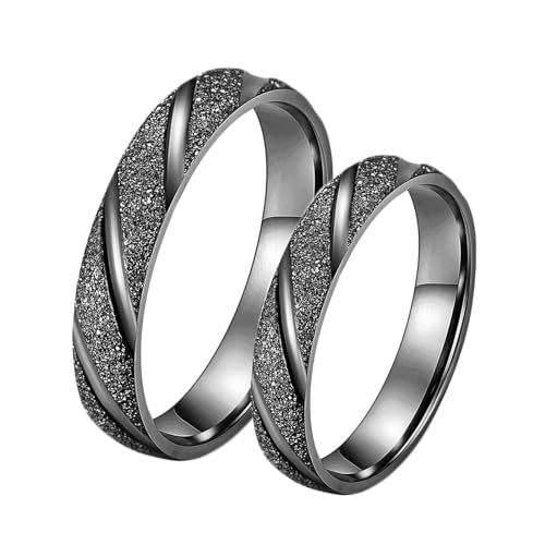 Lirzxin Verlobungsringe Männer Frauen Edelstahl, Paar Ringe Set Matt Rund 4MM mit Streifen Rille mit Gravur Schwarz Damen Größe 57 (18.1) & Herren Gr. 54 (17.2) von Lirzxin