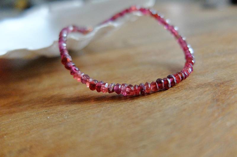 Armband Mit Rosa Granatsteinen, Dunklem Granat von LisaCreazioni