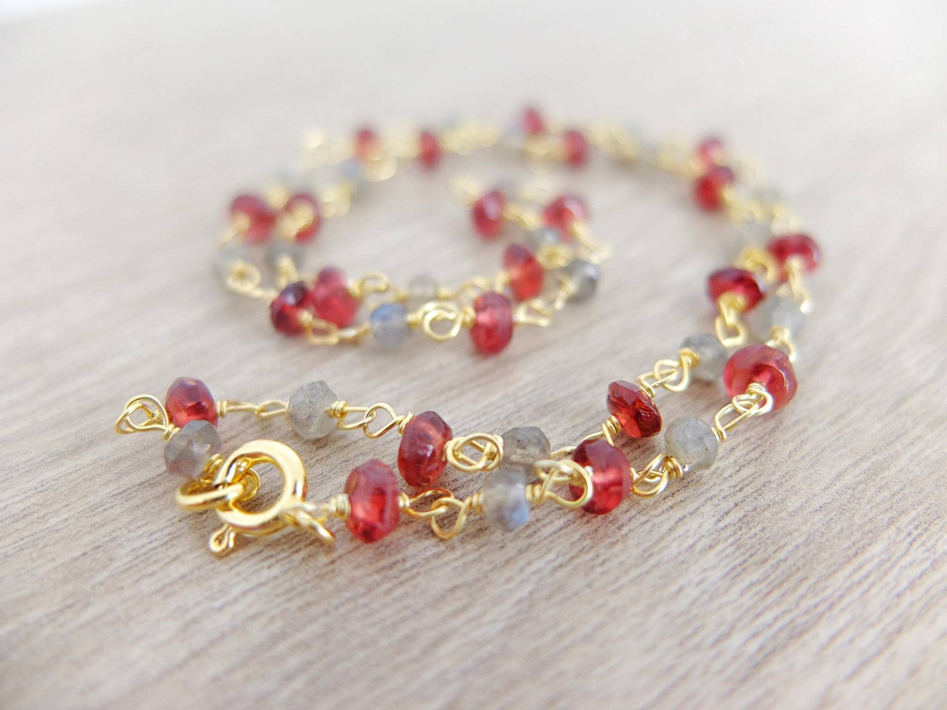 Halskette Im Rosenkranz-stil Mit Granat Und Labradorit von LisaCreazioni