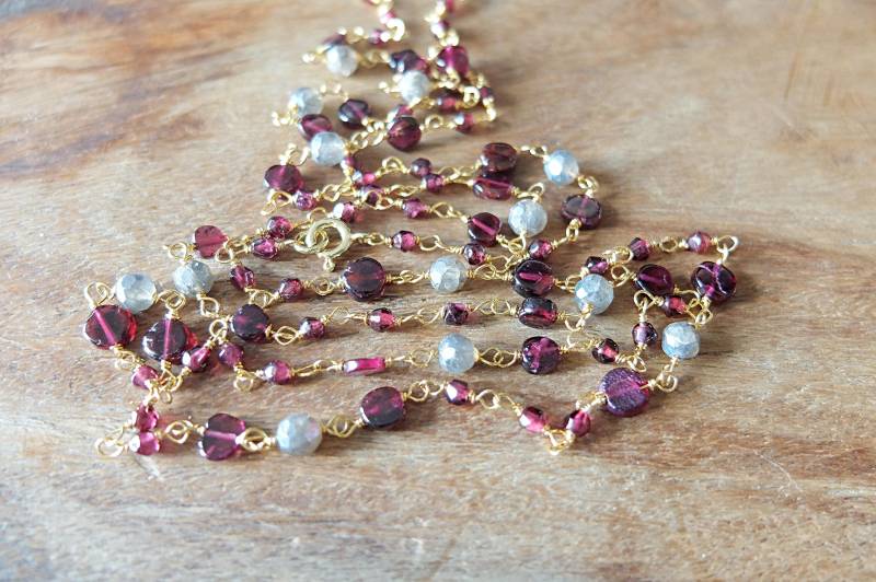 Halskette Mit Facettierten Granatsteinen Und Labradoritkugeln, Die Vergoldetem Draht in Goldschmiedeknotentechnik Befestigt Sind von LisaCreazioni