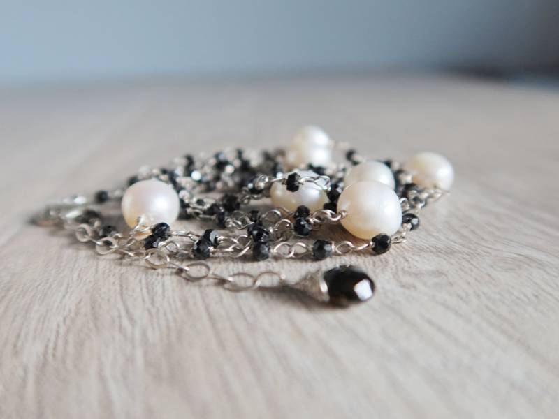 Lange Halskette Im Rosenkranz-Stil Mit Facettierten Schwarzen Spinell-Rondellen Und Weißen Perlen, Lange Rosenkranzkette, Schwarze Steinperlen von LisaCreazioni