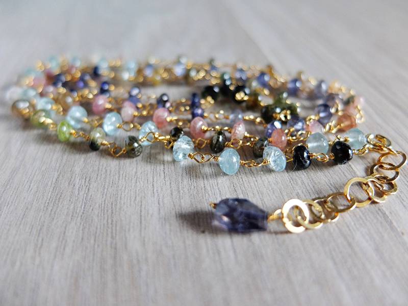 Lange Halskette Mit Glatten, Mehrfarbigen Turmalin-, Iolith - Und Aquamarinsteinen, Die in Einer Farbabstufung Im Vergoldeten Rosenkranzstil Montiert von LisaCreazioni