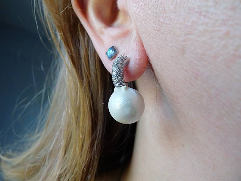 Silberne Ohrringe Mit Weißem Barockperlenstecker, Verziert Zirkonia von LisaCreazioni