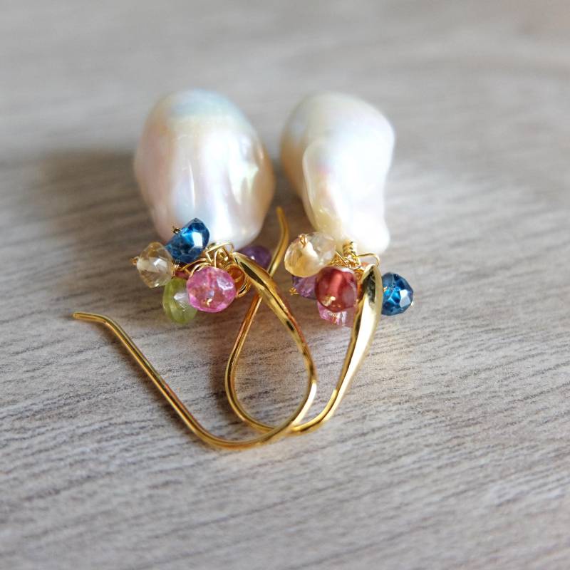 Vergoldete Hakenohrringe Mit Einer Barockperle Und Ansammlung Gemischter Steine von LisaCreazioni