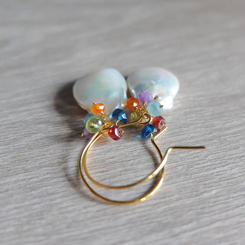 Vergoldete Hakenohrringe Mit Ovalen Flussperlen, Weiße Perlenohrringe Steinclustern, Farbigen Steinen von LisaCreazioni