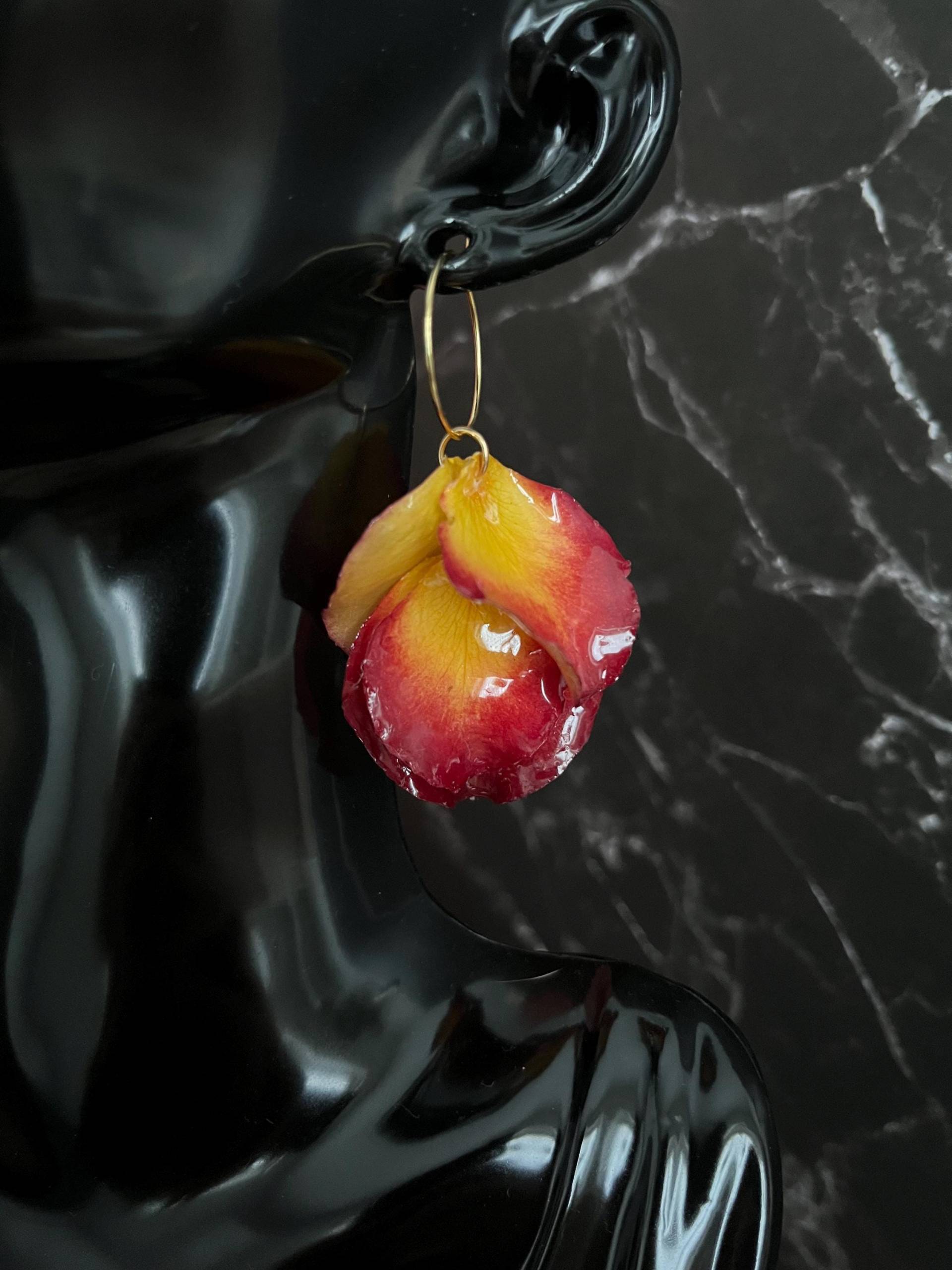 Handgefertigte Hypoallergene Ohrringe Aus Echten Rosenblüten - Ein Stück Natur Zum Tragen Und Ein Originelles Geschenk Für Sie Handgefertigte Hypoallergene Ohrringe Aus Echten Rosenblüten - Ein Stück Natur Zum Tragen Und Ein Originelles Geschenk Für Sie von LEFloralJewels