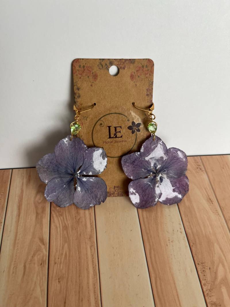 Handgefertigte Ohrringe Aus Echten Lila Blüten - Ein Stück Natur Zum Tragen Und Originelles Geschenk Handgefertigte Ohrringe Aus Echten Lila Blüten - Ein Stück Natur Zum Tragen Und Originelles Geschenk von LEFloralJewels