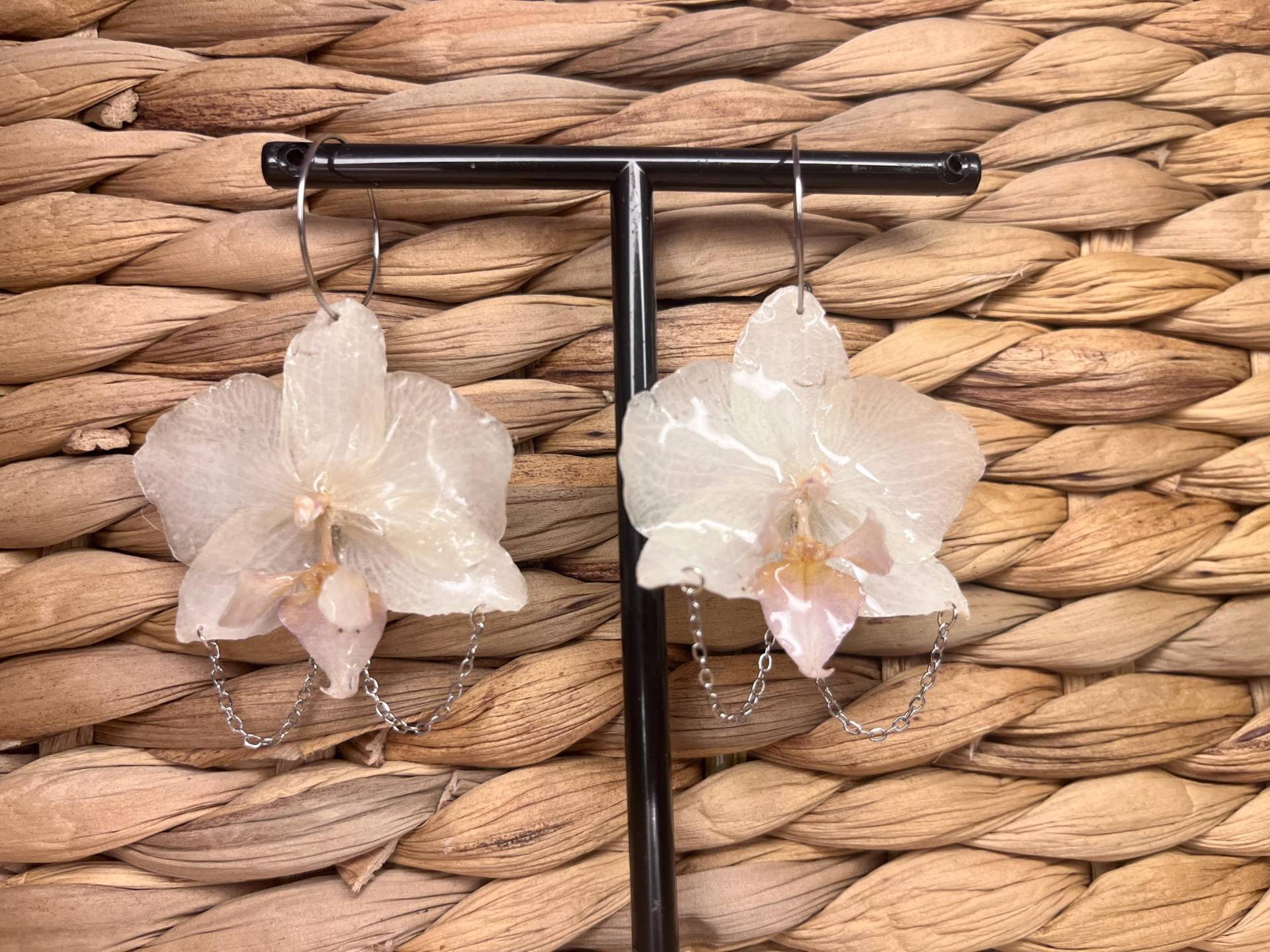 Handgefertigte Ohrringe Aus Echten Orchideen -Konserviert Mit Kunstharz - Ein Stück Natur Zum Tragen Und Originelles Geschenk Handgefertigte Ohrringe Aus Echten Orchideen -Konserviert Mit Kunstharz - Ein Stück Natur Zum Tragen Und Originelles Geschenk von LEFloralJewels