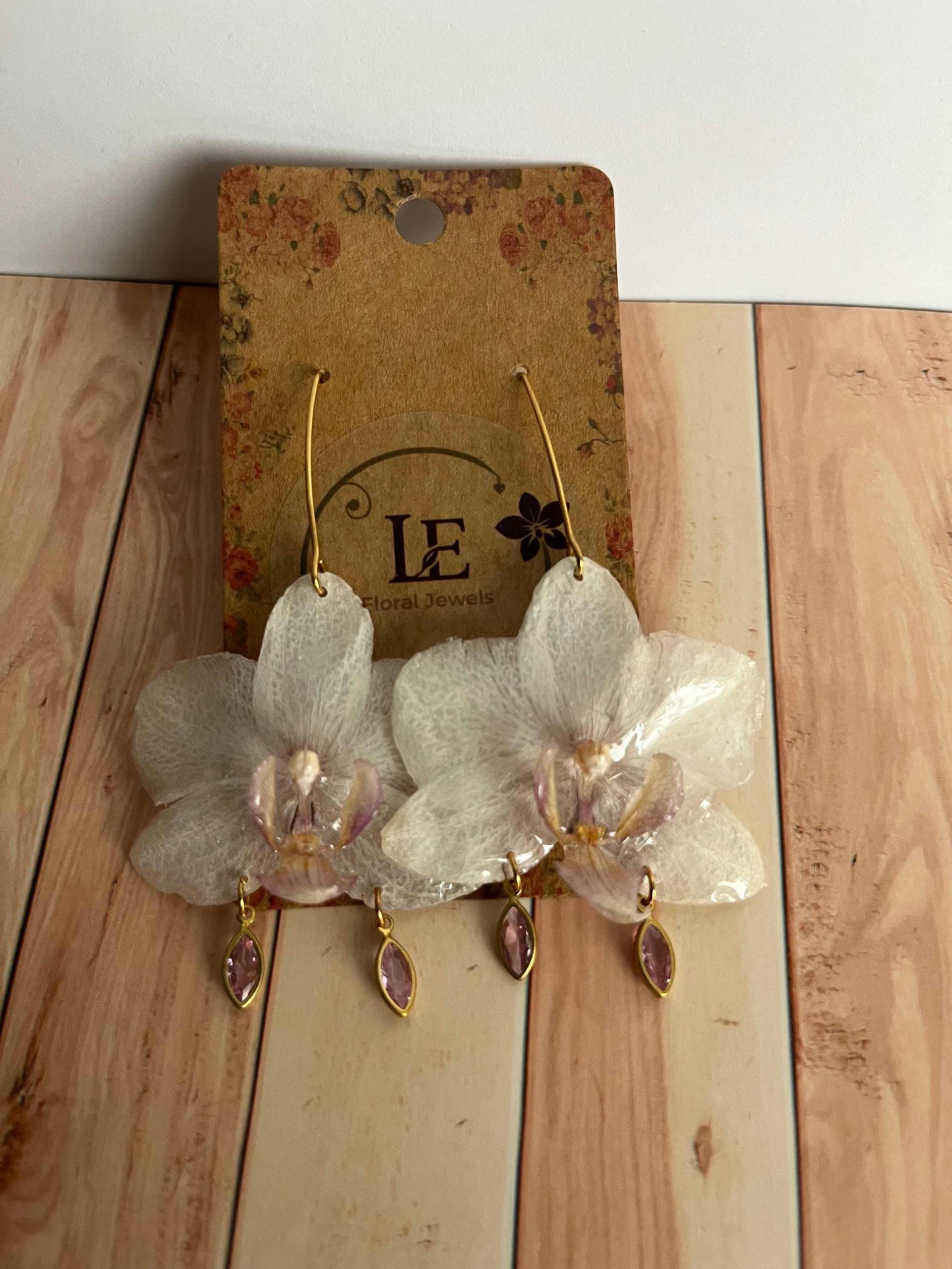 Handgemachte Ohrringe Aus Echten Orchideen Überzogen Mit Kunstharz Weiß Rosa, Strassanhänger Handgemachte Ohrringe Aus Echten Orchideen Überzogen Mit Kunstharz Weiß Rosa, Strassanhänger von LEFloralJewels