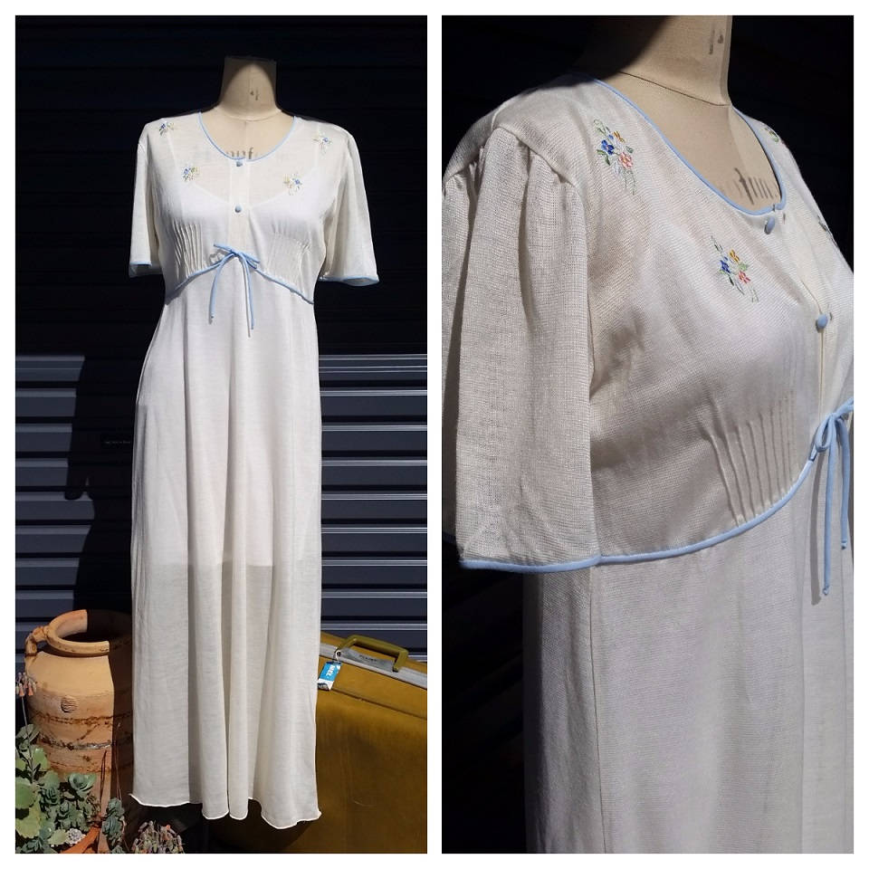 Kleines 70Er Jahre Boho Vintage Maxi Kleid in Creme Und Blau Mit Gestickten Blumen Details Von "Ginevra" Kleines 70Er Jahre Boho Vintage Maxi Kleid in Creme Und Blau Mit Gestickten Blumen Details Von "Ginevra" von LisaGalvinDesign