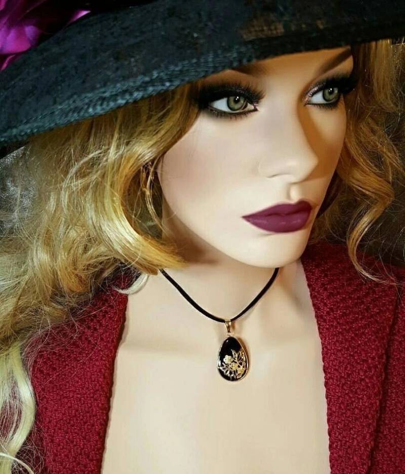 14K Gelb Gold Onyx Anhänger Mit Einem Blumen Design von LisaJJewelers