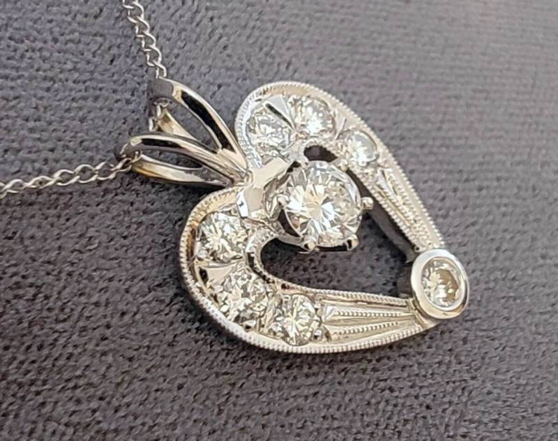 14K Weißgold Diamant Herz Anhänger An Einer Gold Kette von LisaJJewelers