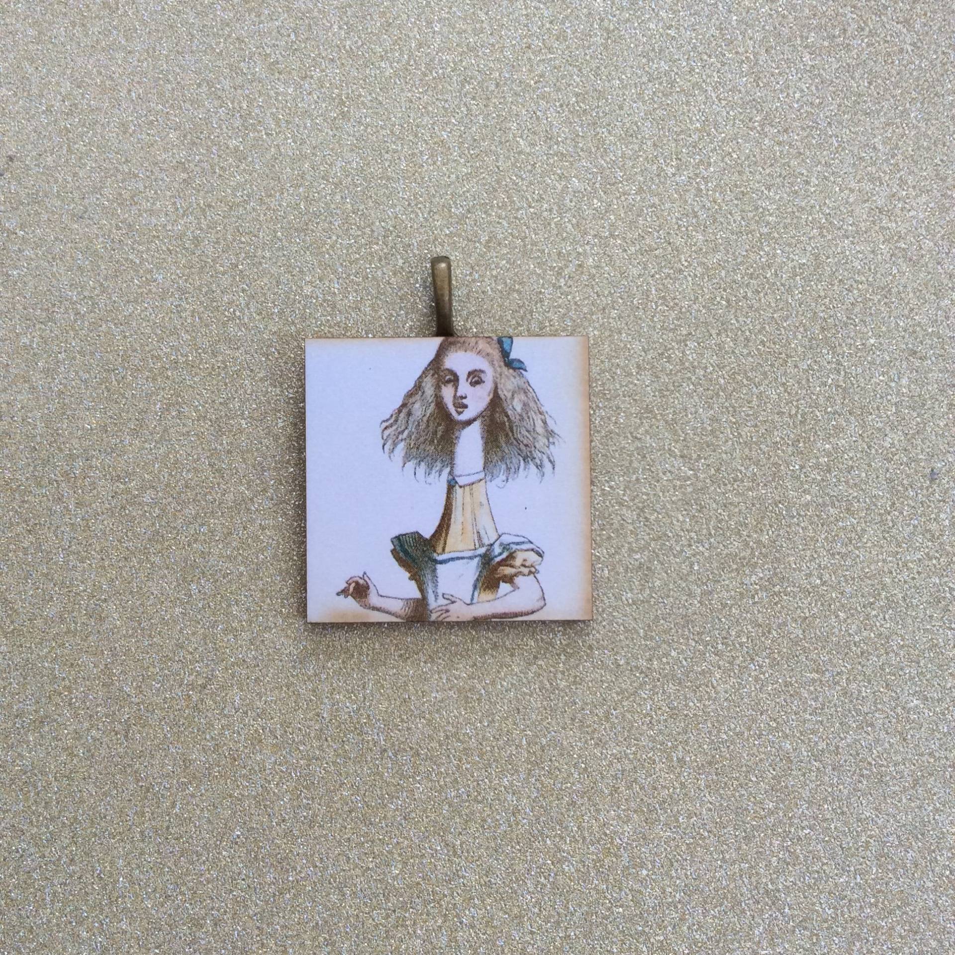 Alice Im Wunderland Anhänger Aus Holz /Longneck/Anstecker /Königin Der Herzen/Alice Schmuck Alice Im Wunderland Anhänger Aus Holz /Longneck/Anstecker /Königin Der Herzen/Alice Schmuck von LisaJanesGifts