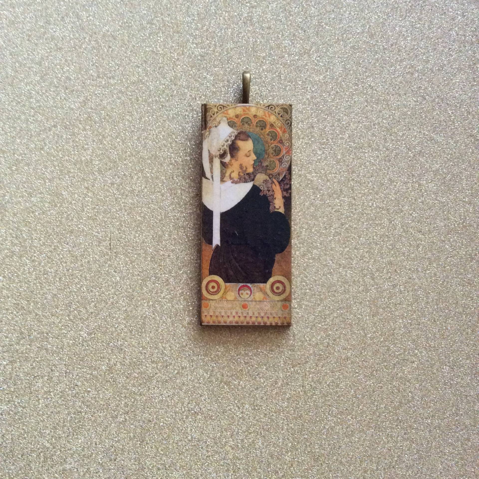 Alphonse Mucha Pendant/Art Nouveau Pendant/Mucha Needle Minder/Alphonse Brosche/Mucha Pendant/Feminine Pendant/Jugendstil-Schmuck Alphonse Mucha Pendant/Art Nouveau Pendant/Mucha Needle Minder/Alphonse Brosche/Mucha Pendant/Feminine Pendant/Jugendstil-Schmuck von LisaJanesGifts