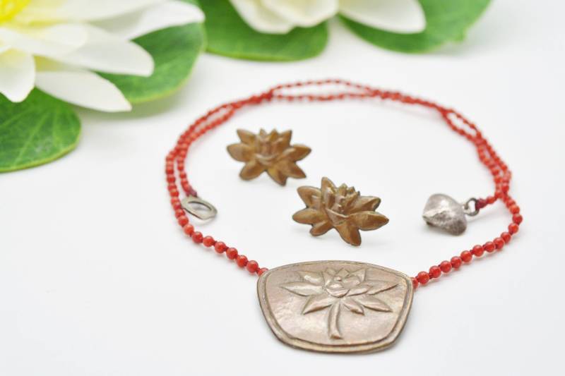 Lotus Halskette Rote Korallen Sterling Silber Ohrringe Set, Flowel Anhänger Bronze 925 Ohrringe, Set von LisaM55Studio