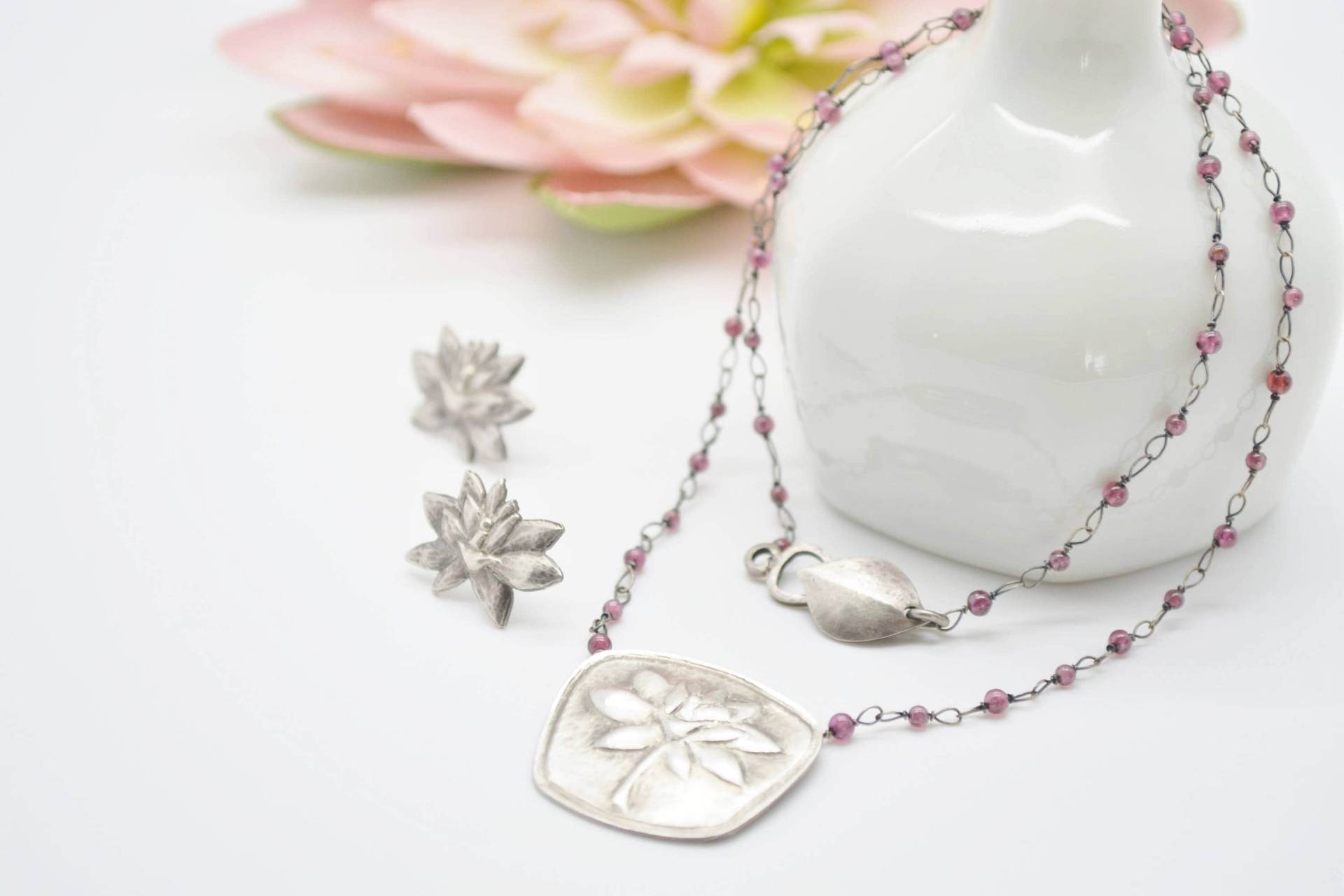 Lotus Sterling Silber Halskette Granat Kugeln Und Ohrringe Set, Anhänger Blume Schmuck Set von LisaM55Studio