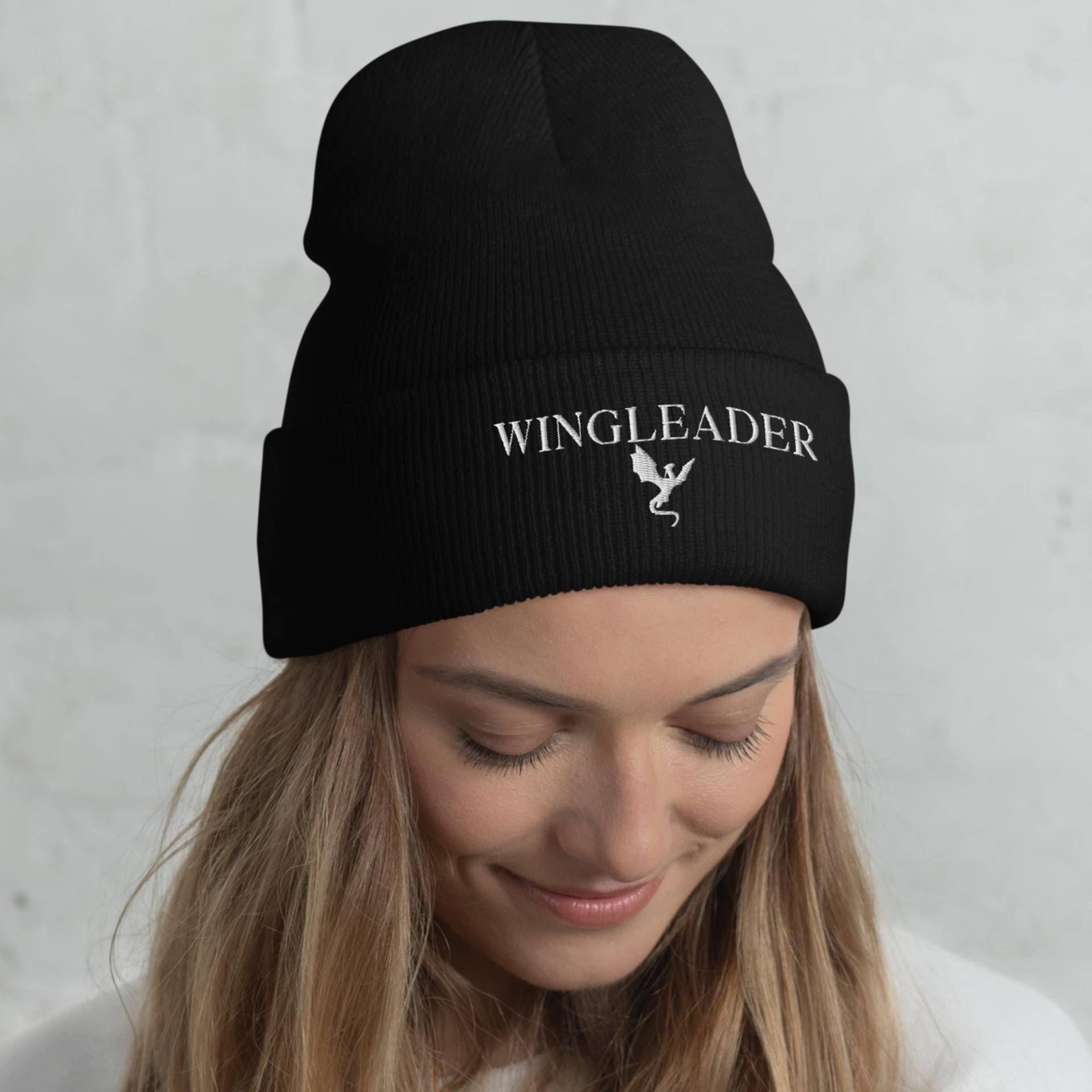 Wingleader Bestickte Beanie, Dragon Academy Mütze, Fantasy Rider Ästhetik, Inspiriert Vom Vierten Flügel, Buchgeschenk Für Sie von LisaSojkaDesigns