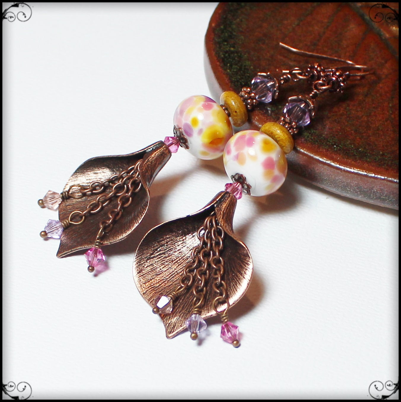 Calla Lily... Handgemachter Schmuck Ohrringe Perlen Lampwork Glas Kristall Blume Lavendel Rose Rosa Pfirsich Amber Karamell Antik Kupfer Lang Boho Calla Lily... Handgemachter Schmuck Ohrringe Perlen Lampwork Glas Kristall Blume Lavendel Rose Rosa Pfirsich Amber Karamell Antik Kupfer Lang Boho von LisaSuverAdornments