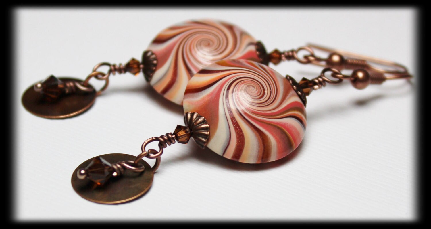 Gewürz Pfirsich... Handgemachte Perlen Schmuck Ohrringe Kristall Polymer Clay Antik Kupfer Braun Creme Wirbel Spirale Leichte Baumeln Gewürz Pfirsich... Handgemachte Perlen Schmuck Ohrringe Kristall Polymer Clay Antik Kupfer Braun Creme Wirbel Spirale Leichte Baumeln von LisaSuverAdornments