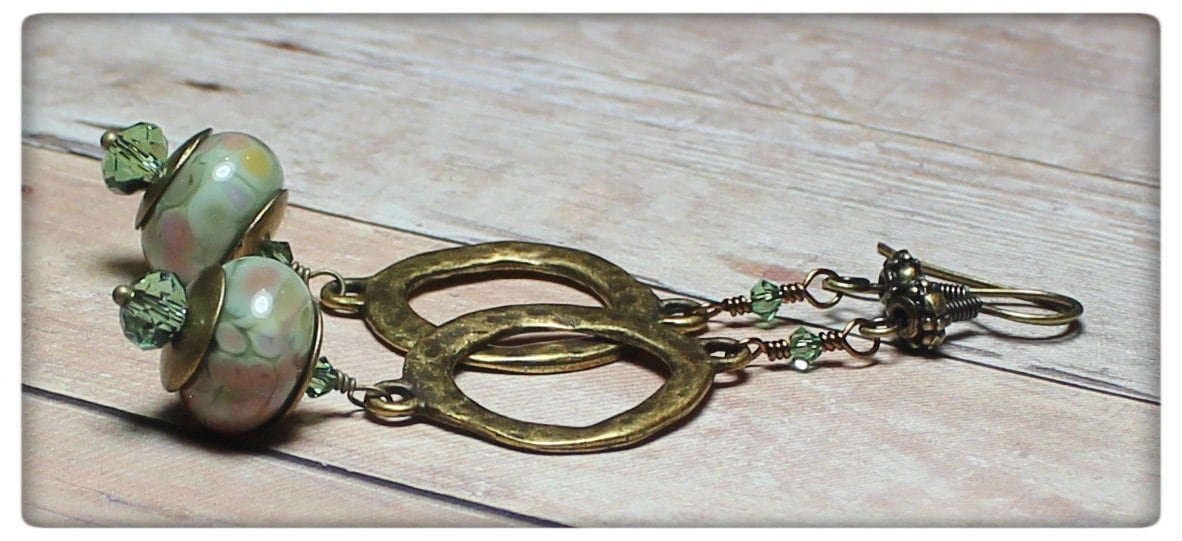 Handgefertigt, Schmuck, Ohrringe, Perlen, Lampwork, Kristall, Antik Messing, Seeschaum, Grün, Pink, Erdig, Boho, Artisan, Lampwork Lang Handgefertigt, Schmuck, Ohrringe, Perlen, Lampwork, Kristall, Antik Messing, Seeschaum, Grün, Pink, Erdig, Boho, Artisan, Lampwork Lang von LisaSuverAdornments