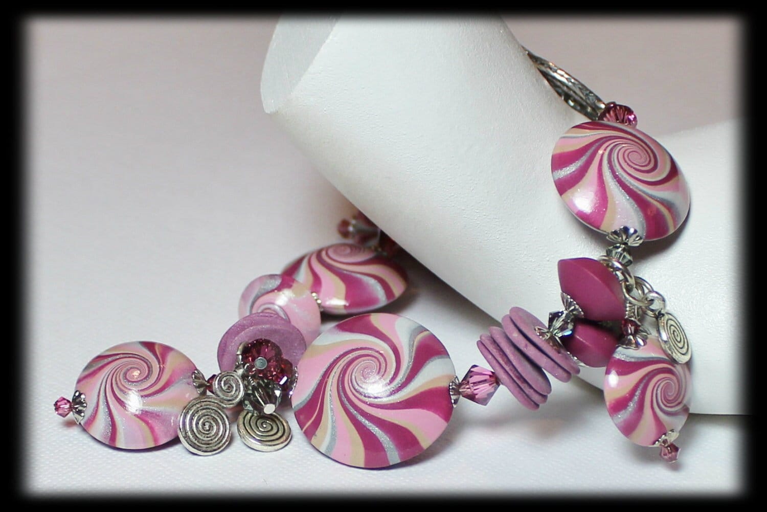 Swirl Armband ~Handgefertigter Schmuck ~ Plum Sparkle Swirl Armband ~Handgefertigter Schmuck ~ Plum Sparkle von LisaSuverAdornments