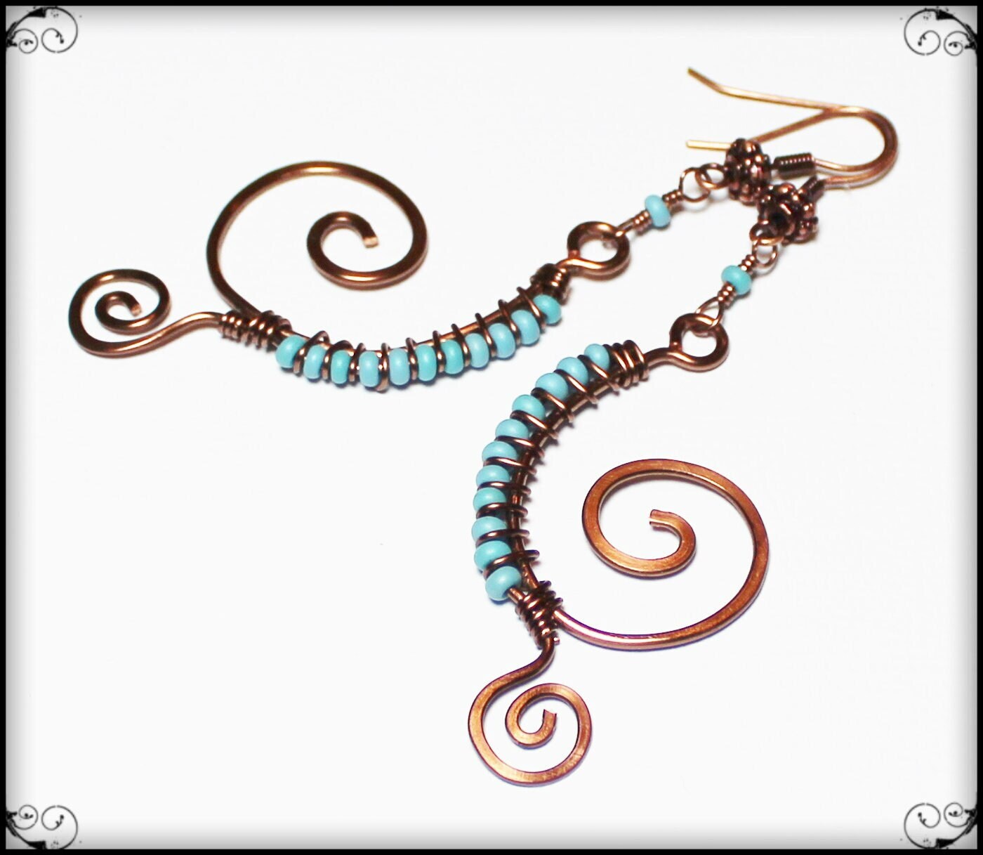 Wirbelnde Wellen...handgefertigte Schmuck Ohrringe Perlen Leichte Antike Kupfer Glas Aqua Teal Gehämmert Draht Eingewickelt Wirework Swirl Spirale Wirbelnde Wellen...handgefertigte Schmuck Ohrringe Perlen Leichte Antike Kupfer Glas Aqua Teal Gehämmert Draht Eingewickelt Wirework Swirl Spirale von LisaSuverAdornments