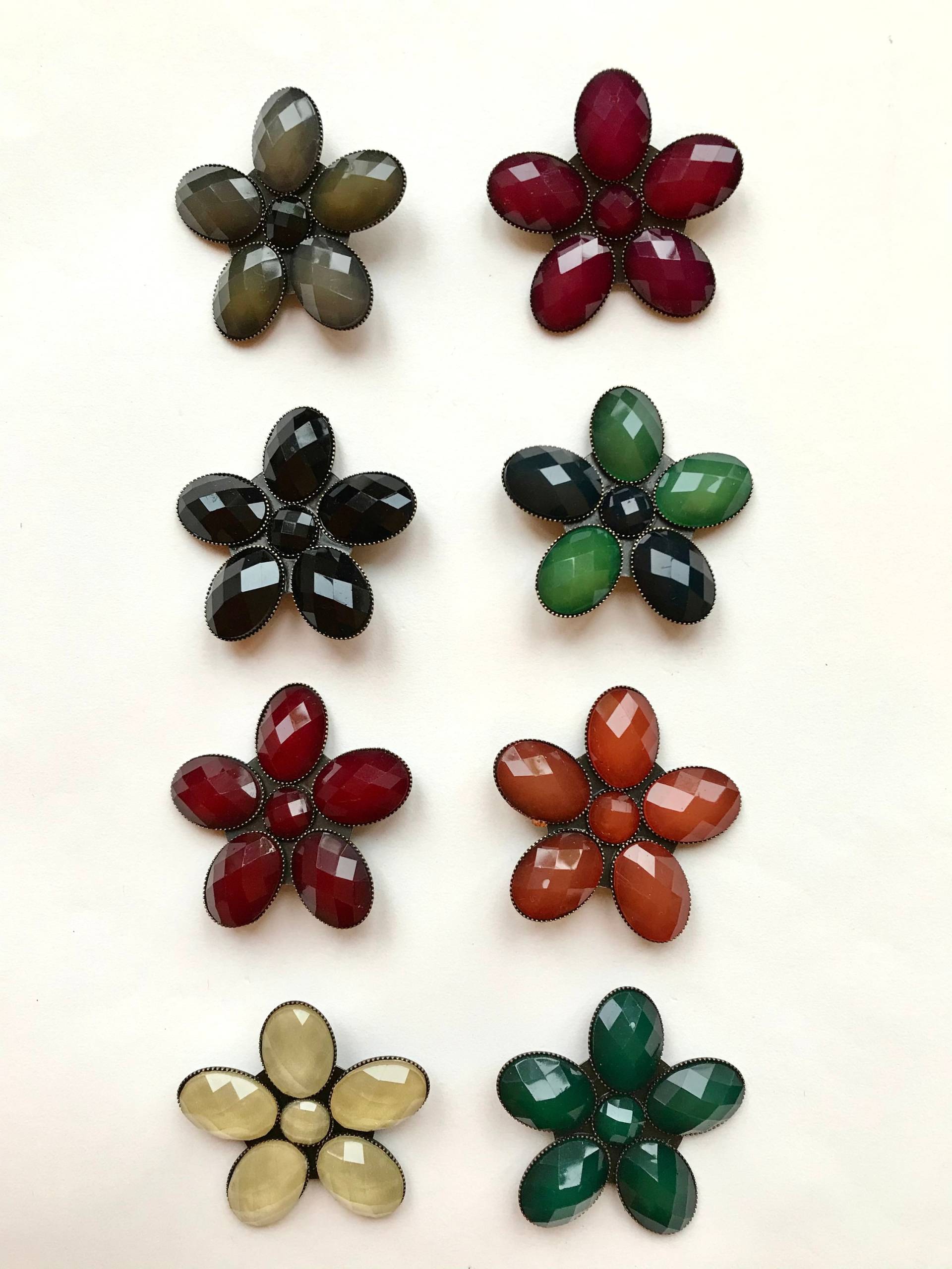 Blumenbrosche, Anstecknadel Mit Edelsteinen von LisaandLavender