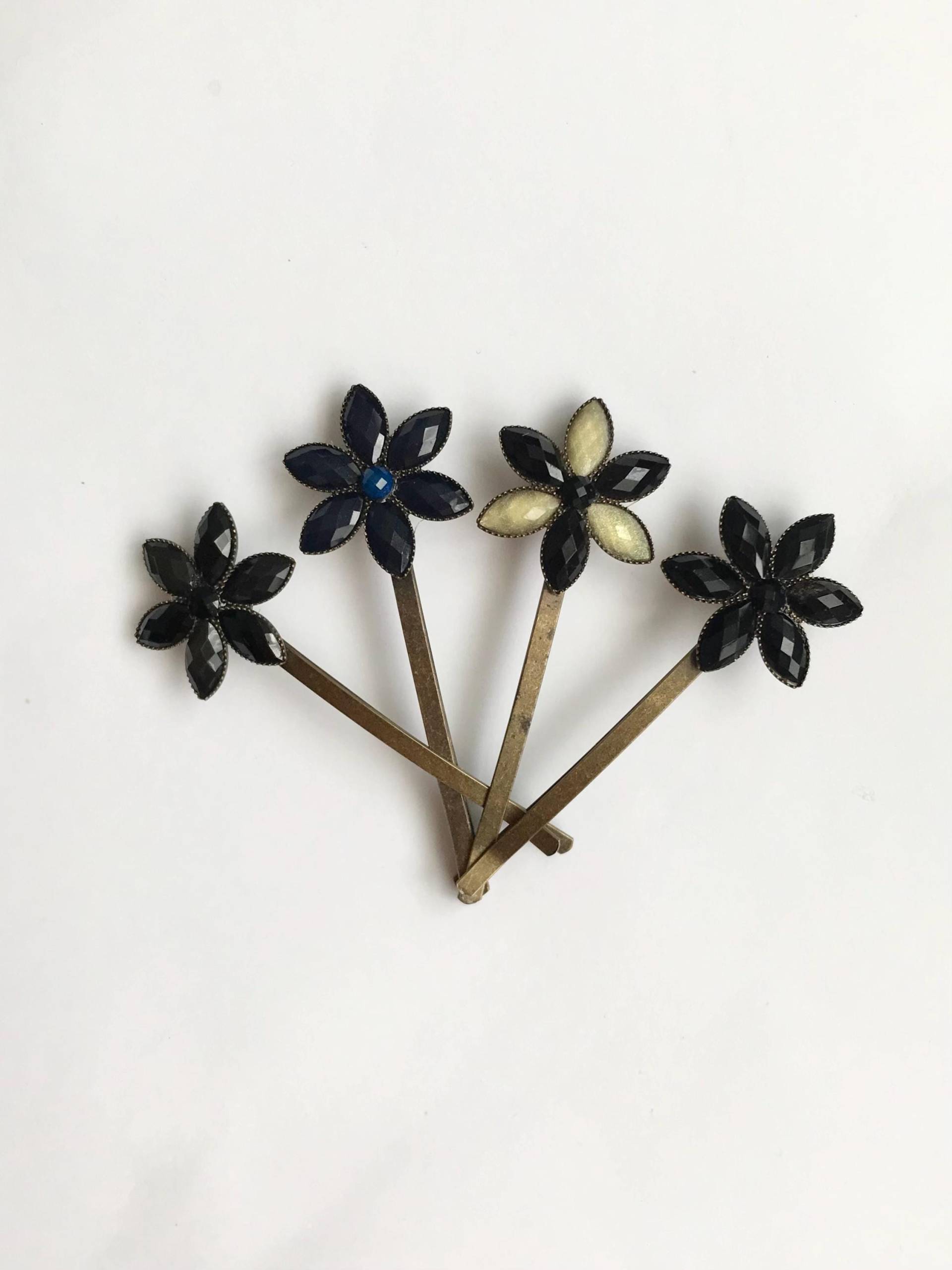 Gerader Pin/ Schieber Im Vintage-stil Mit Acryl Schmucksteinen in Blumenform Gerader Pin/ Schieber Im Vintage-stil Mit Acryl Schmucksteinen in Blumenform von LisaandLavender