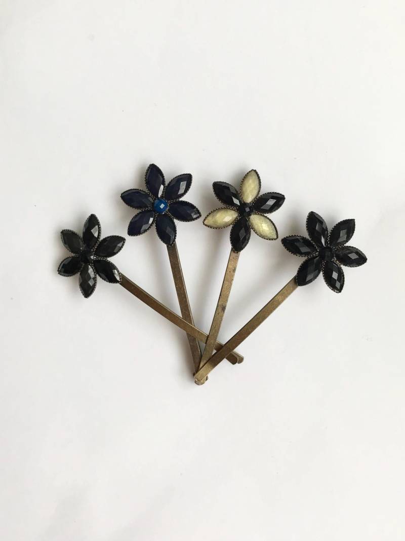 Gerader Pin/ Schieber Im Vintage-stil Mit Acryl Schmucksteinen in Blumenform von LisaandLavender