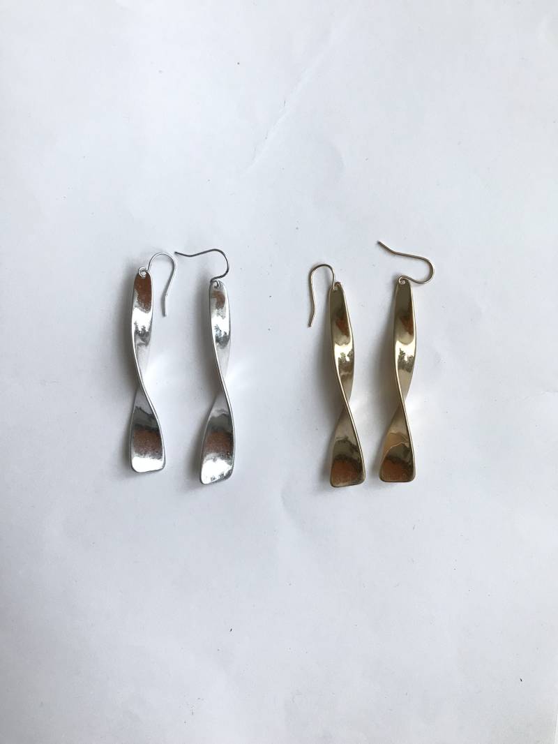 Gold/Silber Hängeohrringe Mit Verdrehtem Design von LisaandLavender