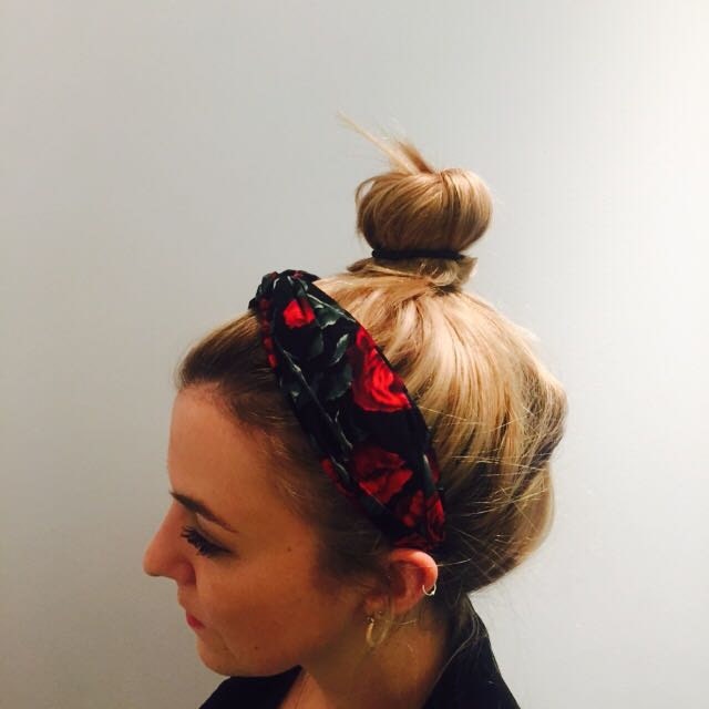 Handgefertigter Vintage Look Haarband Mit Rot Rose Grünem Blatt Design Material von LisaandLavender