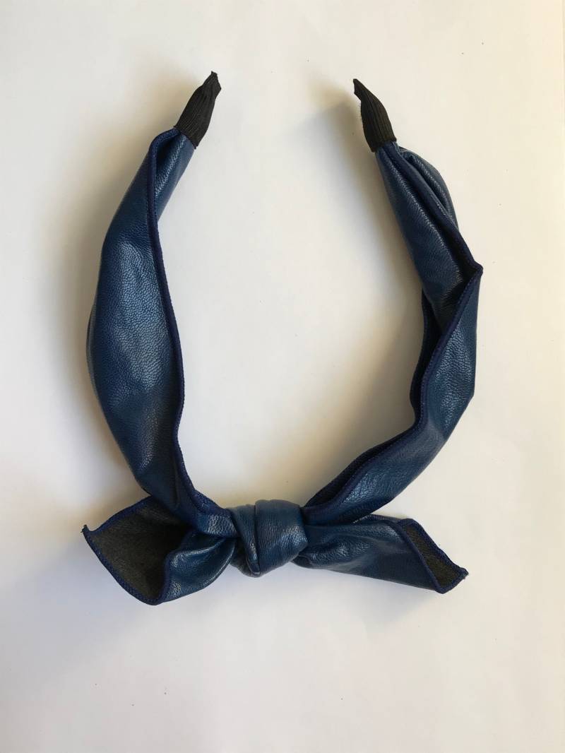 Handgefertigtes Kunstleder Haarband Mit Verstellbarer Schleife von LisaandLavender