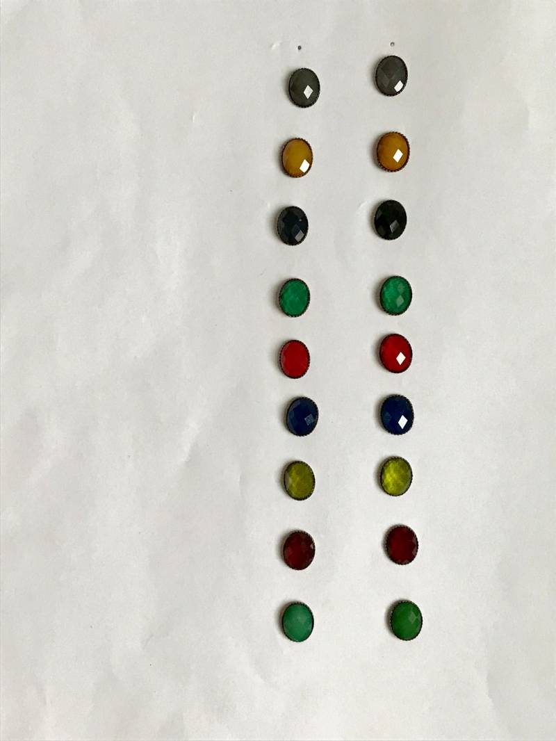 Ohrstecker Im Vintage-stil Handgefertigt in Ovaler Form Mit Vielseitigen Edelstein-Effekten von LisaandLavender