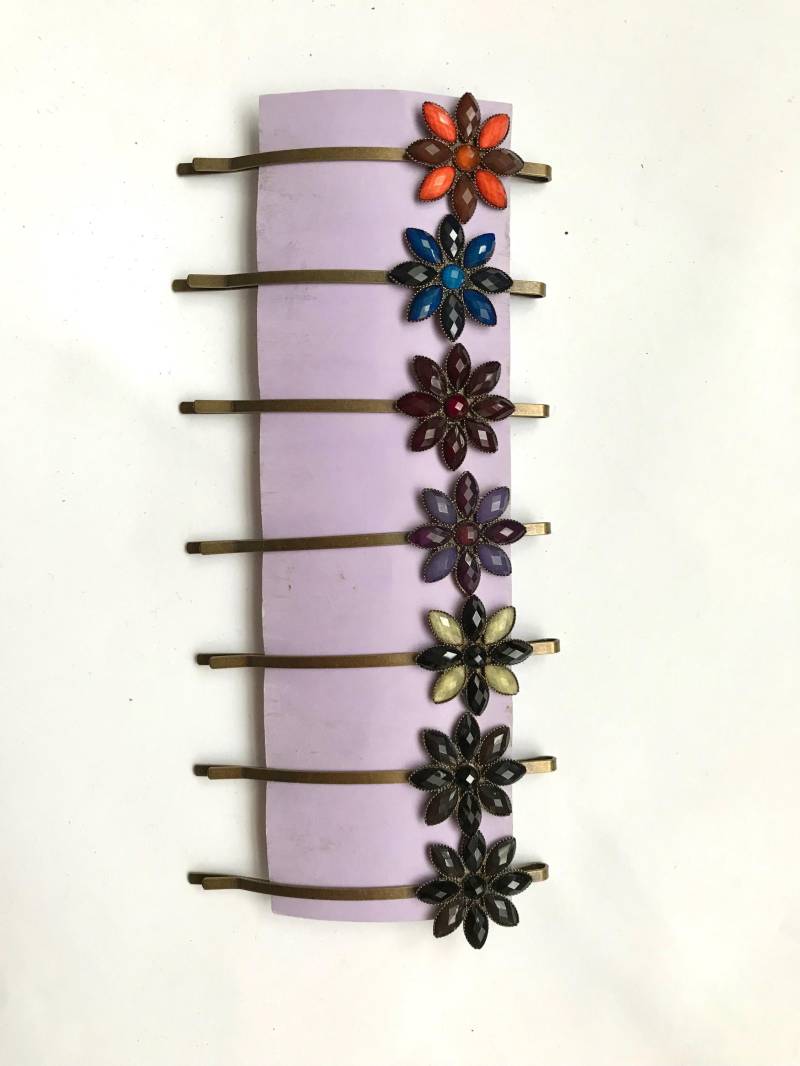 Vintage Style 8 cm Lange Haarspange in Blumenform Mit Acryl-Gemmen von LisaandLavender