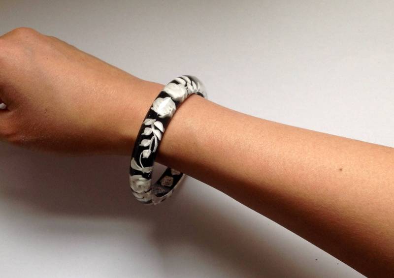 Vintage Style Kunstharz Armreif Mit Blumenmuster - Weitere Farben Erhältlich von LisaandLavender