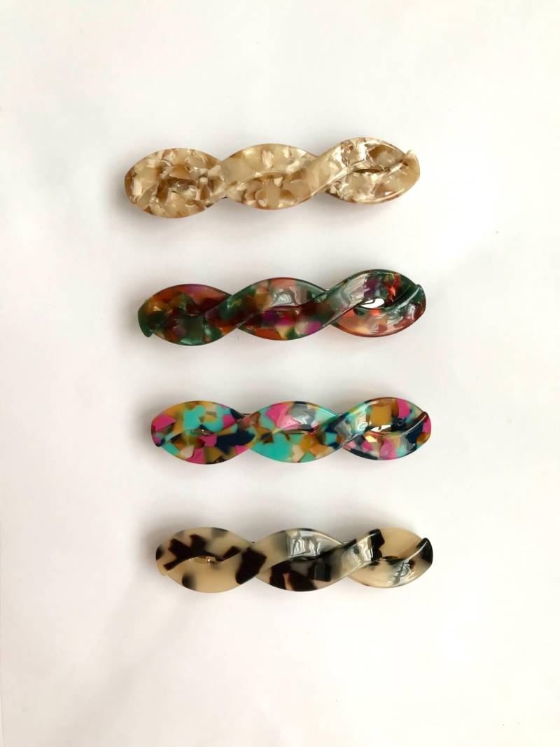 Zarte Haarspange Aus Acetate in Hellgrau Mit Zopfdesign von LisaandLavender