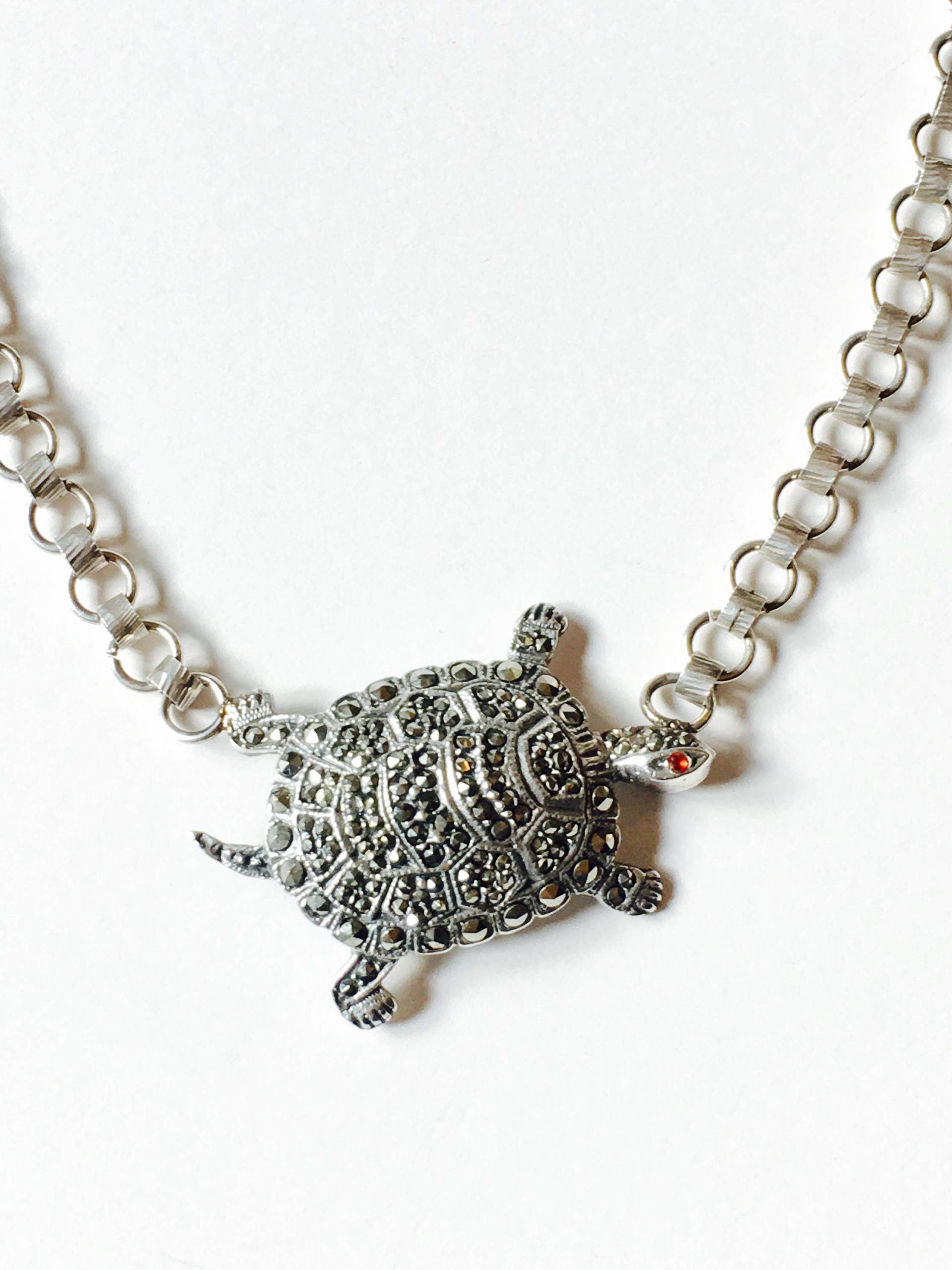"Antike Silberketten, Vintage-Schildkröte "Tilly Turtle" Markasiten-Halskette." "Antike Silberketten, Vintage-Schildkröte "Tilly Turtle" Markasiten-Halskette." von LisadeBidaph