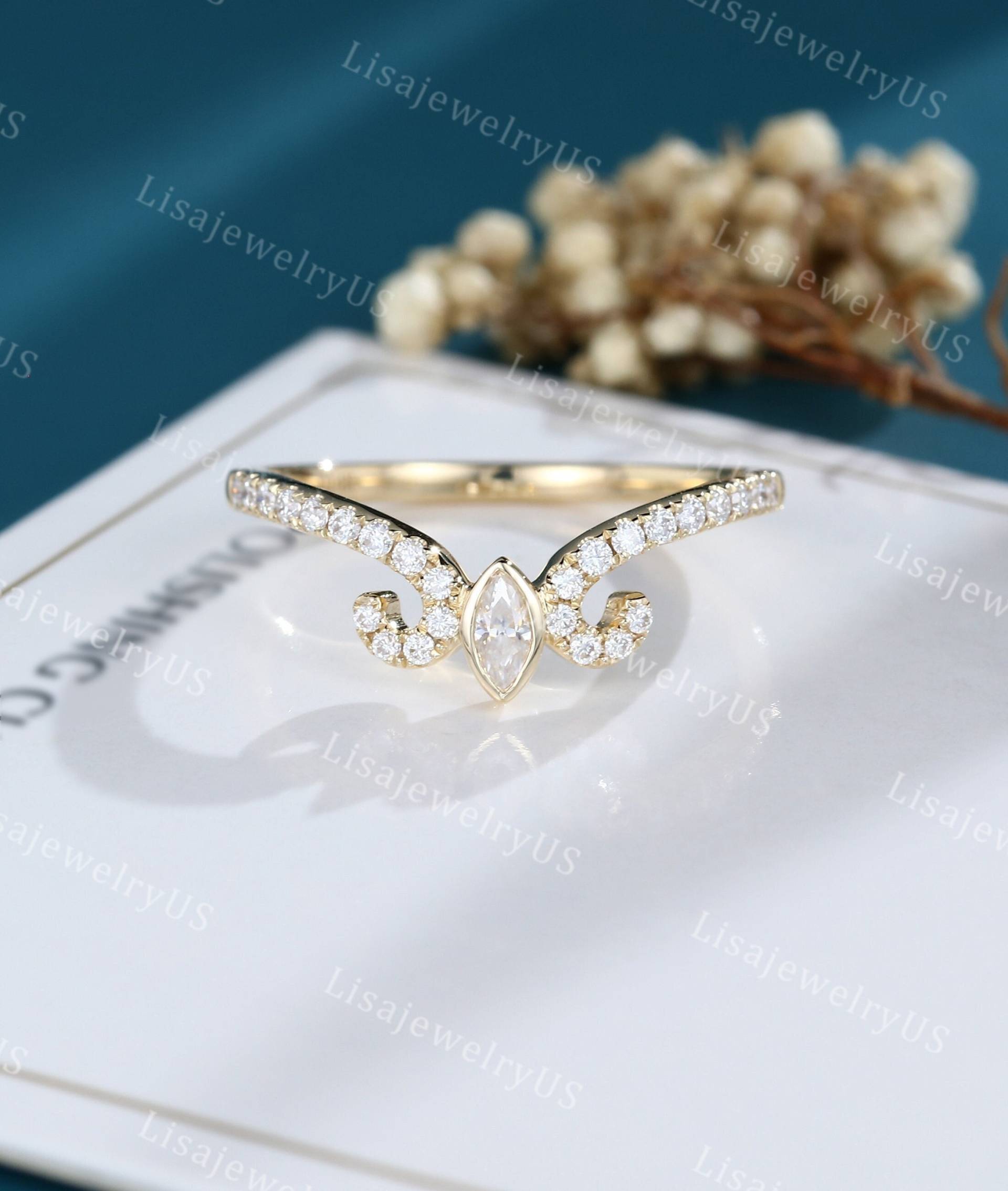 Moissanite Ehering Geschwungener 14K Gelbgold Einzigartige Marquise Zierliche Diamant Stapelung Passend Zum Brautschmuck Einfaches Band von LisajewelryUS