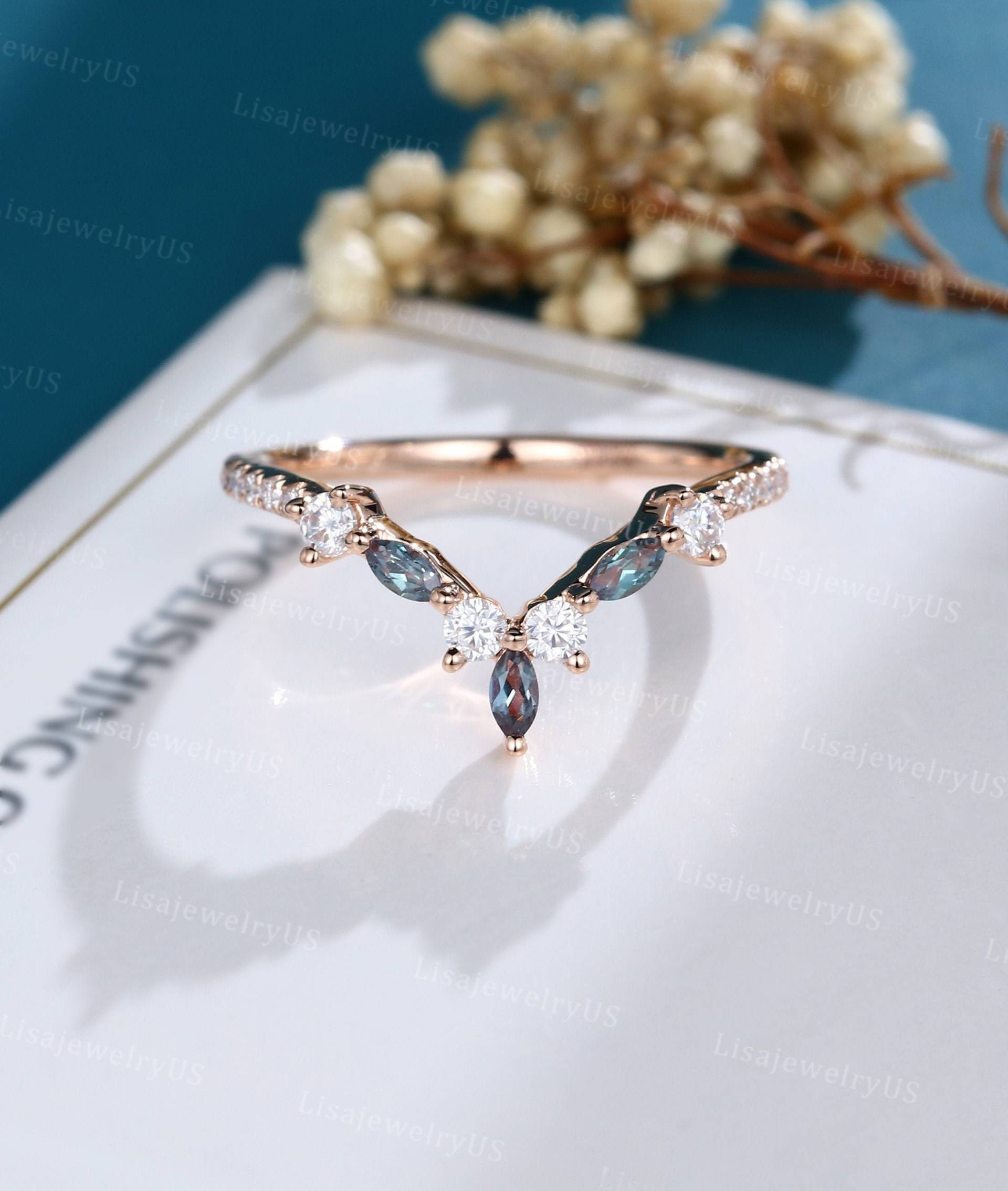 Moissanite Trauring Rosegold Curved Vintage Marquise Alexandrit Unikat Ehering von LisajewelryUS