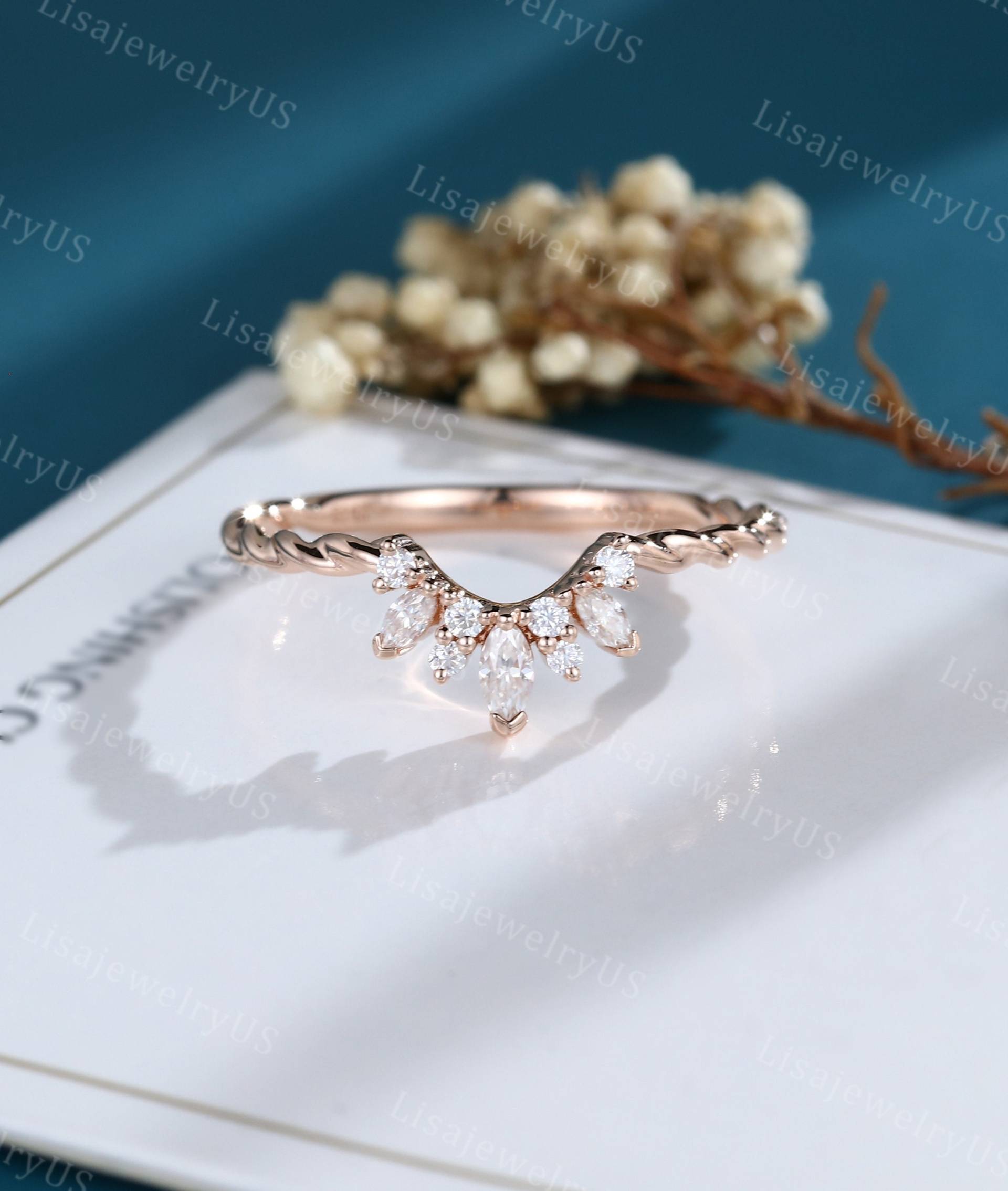 Moissanite Ehering Rose Gold Vintage Einzigartig Geschwungenes Stapeln Passendes 3/4 Eternity Twisted Band Braut Jahrestag Geschenk von LisajewelryUS