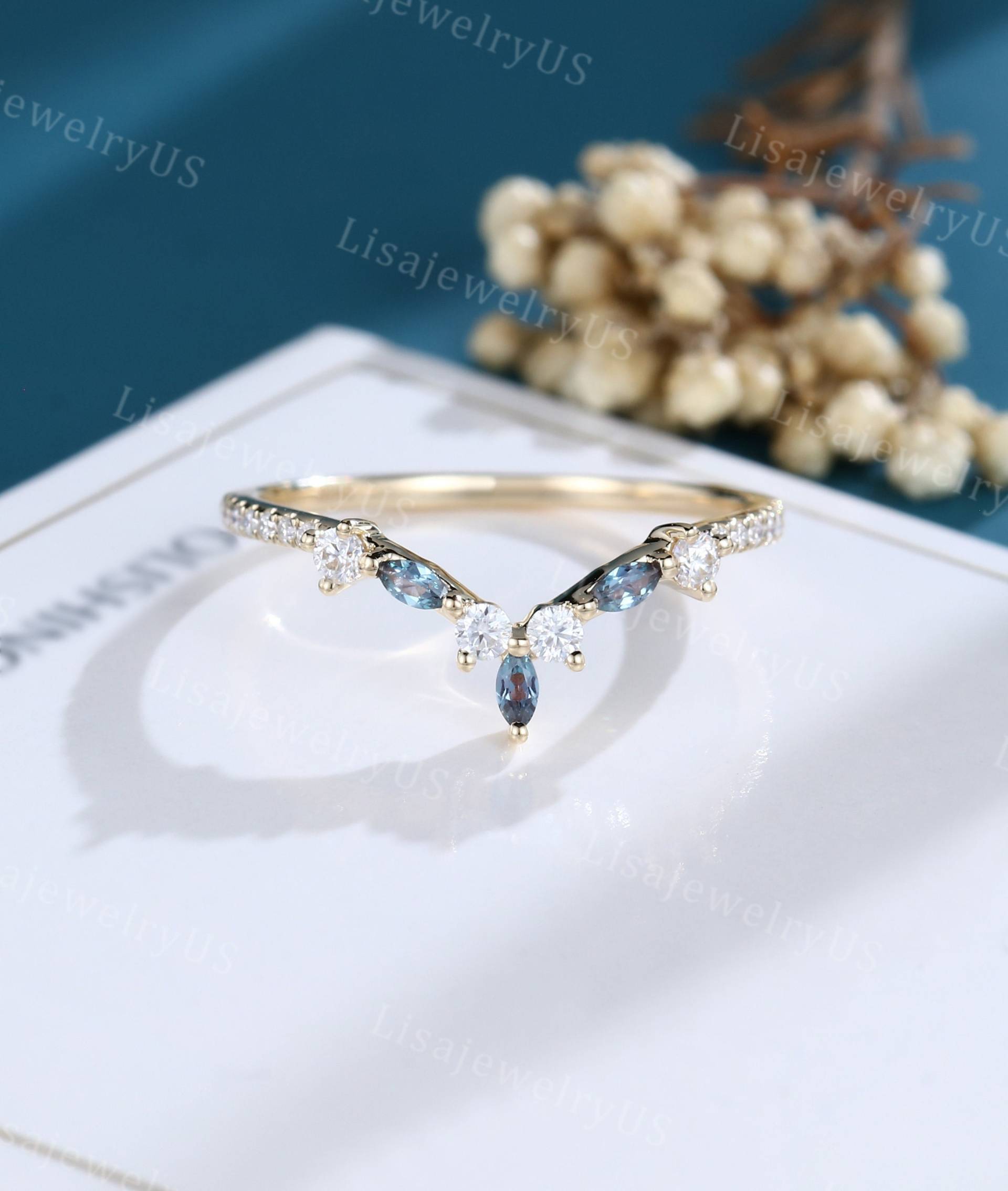 Moissanite Trauring Geschwungener Gelbgold Vintage Marquise Alexandrit Einzigartige Halbe Ewigkeit Brautschmuck Moissanite Trauring Geschwungener Gelbgold Vintage Marquise Alexandrit Einzigartige Halbe Ewigkeit Brautschmuck von LisajewelryUS