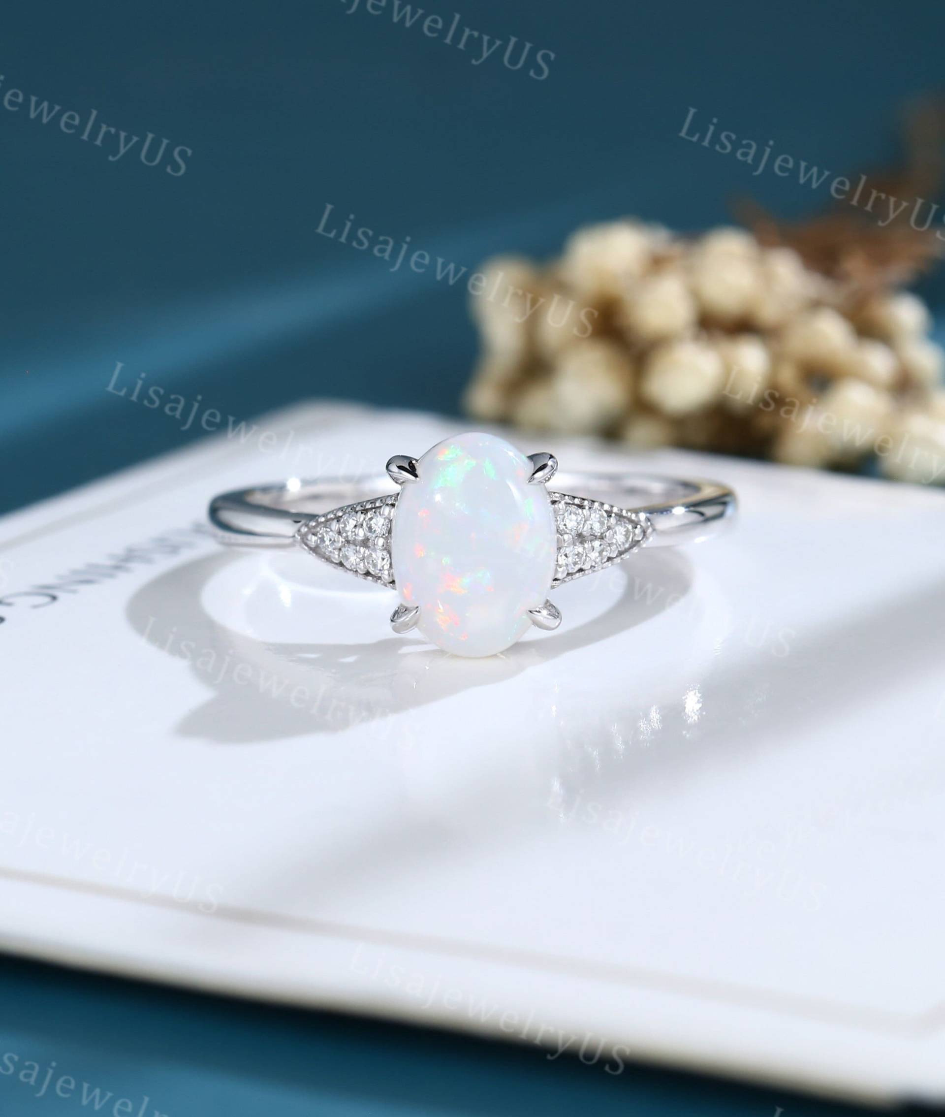 Ovaler Opal Verlobungsring Weißgold Vintage Art Deco Zierlich Einzigartiger Diamantring Brautjubiläum Versprechensring von LisajewelryUS