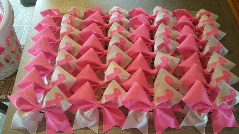 Pink Brustkrebs Bewusstsein Glitzer Jubeln Wettbewerb Bogen Pink Brustkrebs Bewusstsein Glitzer Jubeln Wettbewerb Bogen von LisasCheerBows